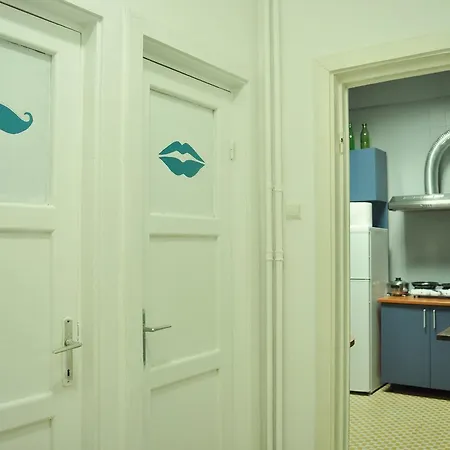 Globe Hostel *